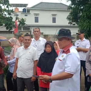 Bupati Lamsel Nanang Ermanto  Serahkan Bantuan Bedah Rumah di Ketapang 