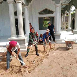 Peran Aktip Babinsa Kodim 0421/LS Bantu Warga Gotong Royong Dalam Pembangunan Masjid