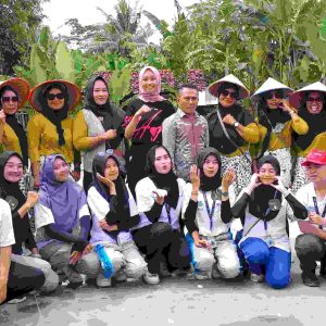 Tim KKN Unila Komandoi Emak emak dan Aparat Desa Tamansari Lomba Senam