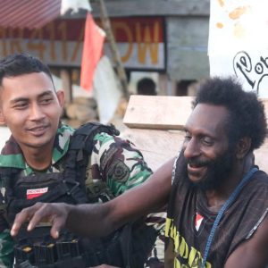 Ngopi Bareng Awal Tahun 2024, Satgas Mobile Yonif 411 Kostrad Berikan Kedamaian Warga Batas Batu Nduga