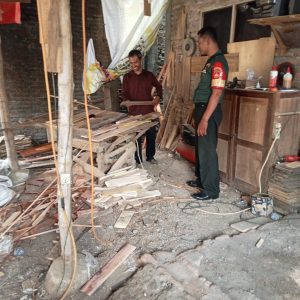 Sambangi Pengrajin Kayu, Babinsa Ceper Sampaikan Ini