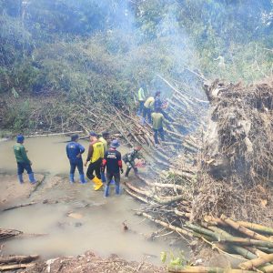 Cegah Banjir, Babinsa Koramil Ceper Bersama Relawan dan Warga Bersihkan Sungai Batur
