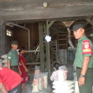 Jaga Ketahanan Pangan, Babinsa Wonosari Cek Gudang Beras Desa Binaan