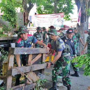 Peduli Lingkungan, Anggota Kodim Kota Semarang Lakukan Pembersihan Sampah di Pasar