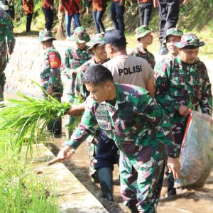Peduli Kesehatan dan Cegah Bencana Banjir, Kodim Salatiga Gelar Aksi Bersih-bersih Kali dan Pasar