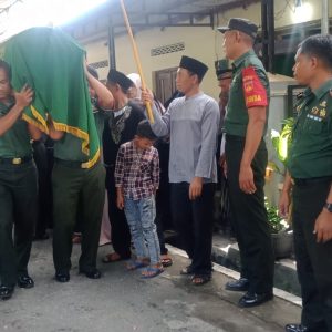 Turut Berbelasungkawa, Koramil 17/Karangdowo Takziah Ke Rumah Duka Warga Binaan