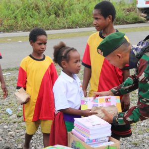 Pasukan Pandawa 411 Kostrad Bikin Anak-anak Papua Bahagia