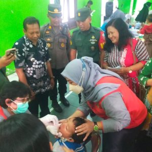 Bati Tuud Koramil Cawas Bersama Forkopimcam Pantau Pemberian Imunisasi Polio