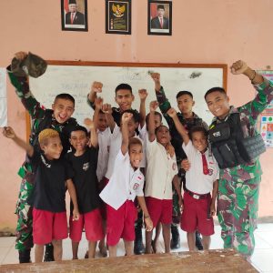 Peduli Generasi Bangsa, Satgas Yonif 122/TS Berikan Materi Pendidik ke Siswa di Papua