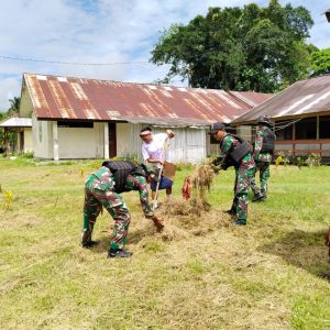 Gotong-royong Menjaga Kebersihan, Satgas Yonif 122/TS Berikan Sosialisasi Dan Praktek Langsung Kepada Siswa SMPN 1 Waris Papua