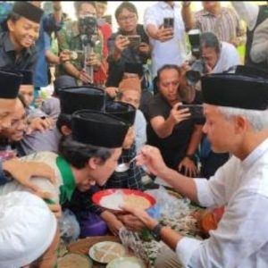 Usai 30 Menit Menggelar Pertemuan Tertutup,Ganjar Ikuti Tradisi lengseran Atau Makan lesehan Bareng Santri