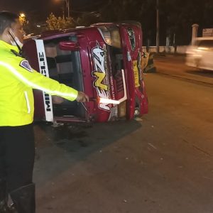 Terjadi Insiden   Sebuah Kendaraan Angkot Dengan Motor Roda Dua di Bawen.