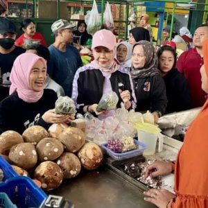 Blusukan ke Pasar Rakyat, Atikoh Kagumi Pasar yang Rapi dan Bersih