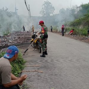 Babinsa Koramil 421/03 Bersama Warga Bakauheni Bergotongroyong bersih bersih