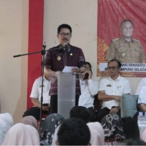 Wakili Bupati, Sekda Thamrin Serahkan SK Perpanjangan Pegawai THLS Dinkes dan UPTD Puskesmas se-Lamsel