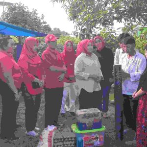 Ketua TP-PKK Lamsel di Dampingi Caleg PDIP Wiwik dan Caleg PDIP Sadide Tengok Warga Berundung Koban Puting Beliung
