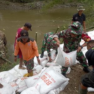 Perbaiki Tanggul dan Pembersihan Rumpun Bambu, Koramil 20/Cawas Lakukan Gotong Royong
