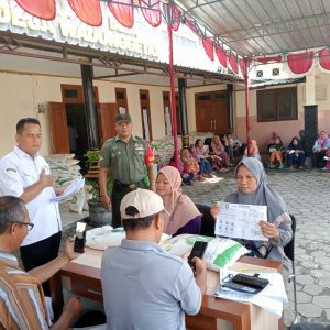 Babinsa Wonosari Dampingi Penyaluran Beras Desa Wadunggetas