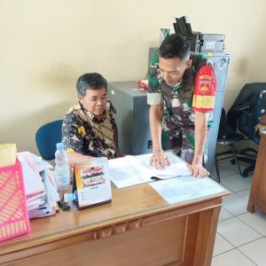 Babinsa Klaten Utara Jalin Komunikasi Bersama Petugas PPL Tingkatkan Hasil Pertanian