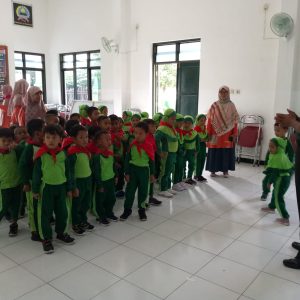 Kunjungan Anak TK Aisyiyah, Koramil 22 Wonosari Kenalkan Tugas Pokok TNI