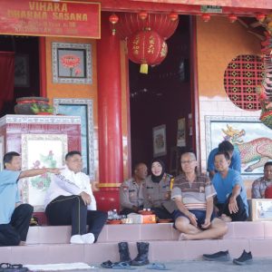 Jelang Imlek, Kapolres Lamsel Cengkrama Ramah di Vihara Dharma Sasana Kalianda