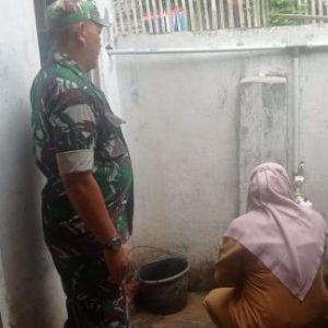 Peduli Kesehatan, Babinsa Dampingi Petugas Puskesmas Cek Sumber Air Bersih Sumur Warga