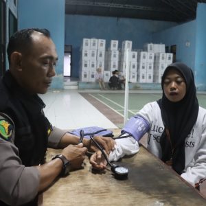 Polres Lampung Selatan Pastikan Kesehatan Personil PPK dan Polri di Gudang Logistik