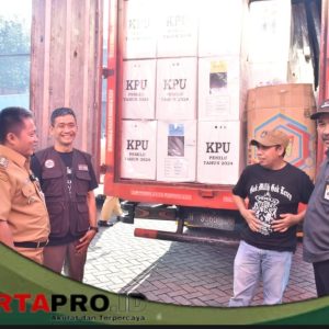 8 Armada Truk Box PT Pos Indonesia,Bermuatan Kotak Suara dan Bilik Suara, Secara Simbolis di Lepas Oleh Yasip Khasani
