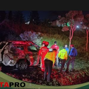 Tergelincir keluar Jalur Jol Semarang-Bawen, Sebuah Minibus Terbakar Setelah Menabrak Pohon