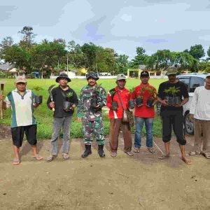 Peduli Lingkungan, Babinsa Koramil 421-03/Pnh Bersama Pemdes Kelaten Tanam Pohon Matoa