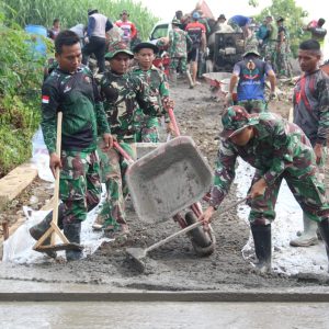 Cuaca Cerah, Satgas TMMD Tancap Gas Sampai Lupa Waktu Istirahat
