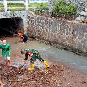 TNI bersama Aparatur Desa Kerja Bakti Bersihkan Area sekitar Bakauheni