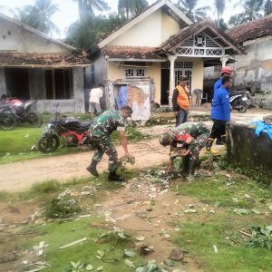 35 Rumah di Lamsel Tersapu Puting Beliung, TNI Turun Bantu Bersihkan Puing