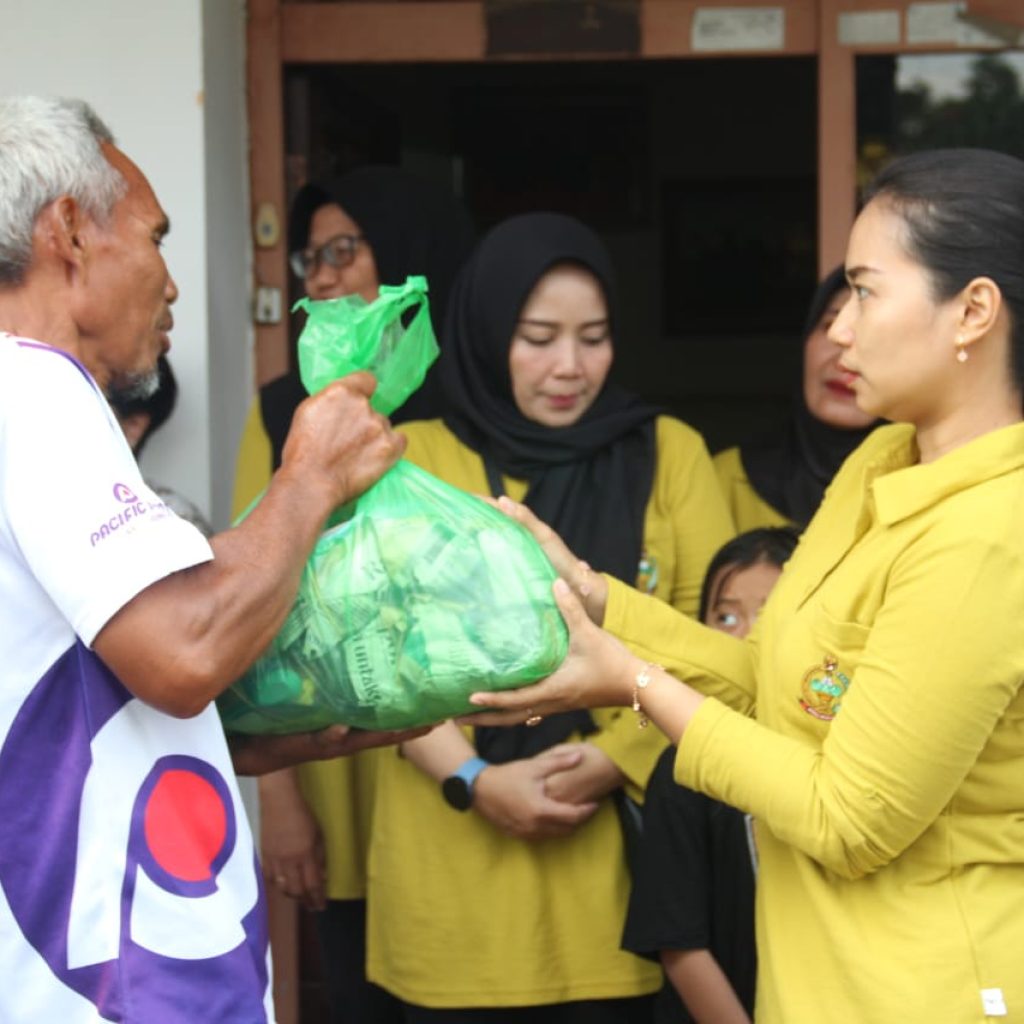 Srikandi Kodim Pati Berikan Bantuan Berbuka Puasa Untuk Masyarakat Terdampak Banjir Juwana