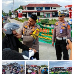 Operasi Keselamatan Krakatau 2024, Polres Lamsel Bagi Helm dan Takjil ke Pengendara