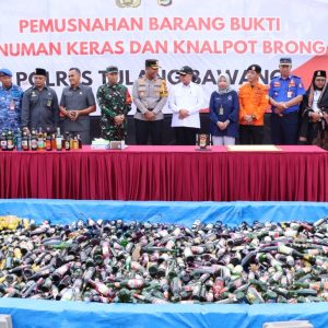 Jelang Hari Raya Idul Fitri 1445 H, Polres Tulang Bawang Musnahkan Ribuan Botol Miras dan Puluhan Knalpot Brong