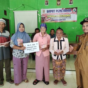 Kampung Sumber Makmur Bagikan Bantuan BLT DD Kepada 19 KPM