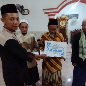 Pemkam Bujuk Agung Salurkan Santunan 11 Anak Yatim, 21 Guru Ngaji dan Togam