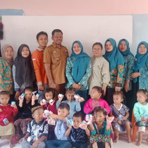 Peringati Hari Kartini, Kepala Sekolah Paud Edelwais dan Kepala Kampung Mekar Jaya Bagikan Susu dan Telor
