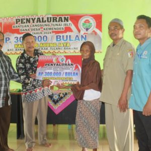 Pemerintah Kampung Agung Jaya Bagikan BLT, Warga Sambut Gembira