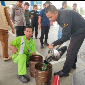 Polres Lamsel Lakukan Pemeriksaan Ketat di SPBU Jelang Libur Lebaran 2024.
