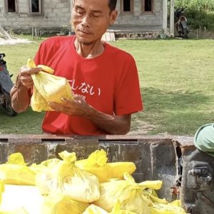 800 Paket Sembako Dibagikan Kepala kampung Tri Tunggal Jaya Eko Menggunakan dana pribadi