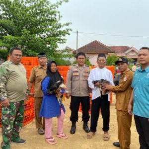 Sebanyak 553 Warga Kampung Sumber Makmur Menerima Bantuan Ayam Dalam Program Ketahanan Pangan