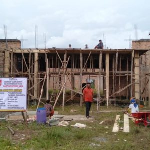 Pemkam Mekar Jaya Pasang Atap dan Lakukan Pengecoran Teras GSG Dengan APBKam 2023