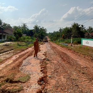 Gandeng perusahaan kampung Catur karya Buana Jaya Perbaiki Badan Jalan yang Menghubungkan Sejumlah Kampung