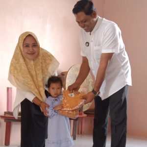 Murid Baru Paud Edelweis Terima Seragam Olah Raga Dari Pemdes Mekar Jaya