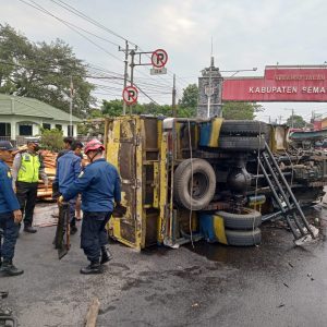 Diduga Sopir Mengantuk, Truk Muat kayu Terguling DIperbatasan Kabupaten Semarang