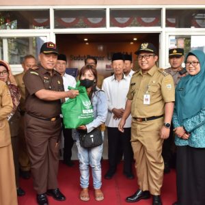 Dalam Rangka HUT Jateng ke-79, Yasip Khasani Serahkan Bantuan Paket Sembako kepada Masyarakat di Kota Salatiga