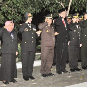 Yasip Khasani, Bersama Jajaran Forkopimda Hadiri Apel Kehormatan dan Renungan Suci (AKRS) Pada Tengah Malam Pukul 00.00