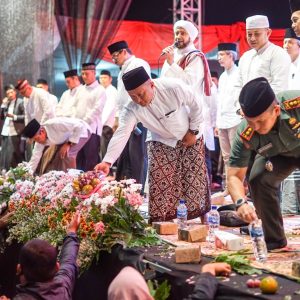 Yasip Khasani Hadiri Jateng Bersholawat Bersama Habib Syech Bin Abdul Qadir Assegaf, di lapangan Kampus 3 UIN Salatiga